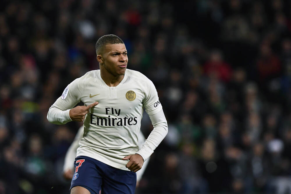 小鹏市值超越吉利，估值真要对标特斯拉？｜公司观察